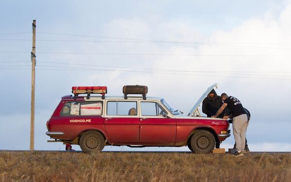 Московская музыкальная группа Экспедиция Восход отправилась на Бали на двух советских автомобилях марки Волга. - Sputnik Кыргызстан