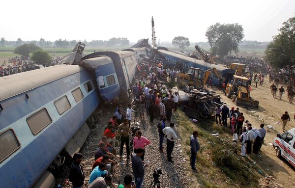 Индиянын Уттар-Прадеш штатында поезддин 14 вагону жолдон чыгып кетип, 120дан ашуун адам кырсыктан каза тапты. - Sputnik Кыргызстан