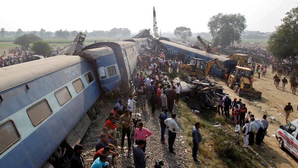 Последствия схода с рельсов 14 вагонов пассажирского поезда на севере Индии - Sputnik Кыргызстан