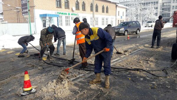 Сотрудники муниципального предприятия Бишкекасфальтсервис приступили к демонтажу лежачих полицейских в столице - Sputnik Кыргызстан