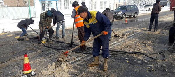 Сотрудники муниципального предприятия Бишкекасфальтсервис приступили к демонтажу лежачих полицейских в столице Сотрудники муниципального предприятия Бишкекасфальтсервис приступили к демонтажу лежачих полицейских в столице - Sputnik Кыргызстан