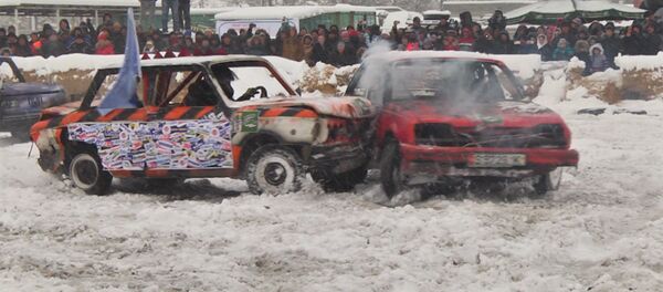 Машины бьются под визг толпы — восемь пилотов выясняли, чье авто прочнее Машины бьются под визг толпы — восемь пилотов выясняли, чье авто прочнее - Sputnik Кыргызстан