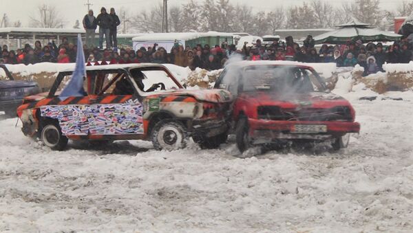 Машины бьются под визг толпы — восемь пилотов выясняли, чье авто прочнее - Sputnik Кыргызстан