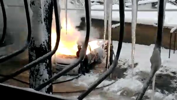 Во дворе дома в Востоке-5 загорелась машина — кадры с места ЧП - Sputnik Кыргызстан