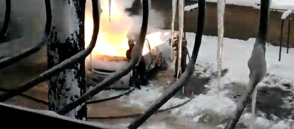 Во дворе дома в Востоке-5 загорелась машина — кадры с места ЧП Во дворе дома в Востоке-5 загорелась машина — кадры с места ЧП - Sputnik Кыргызстан