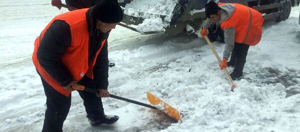 Очистка улиц Бишкека от снега Очистка улиц Бишкека от снега - Sputnik Кыргызстан