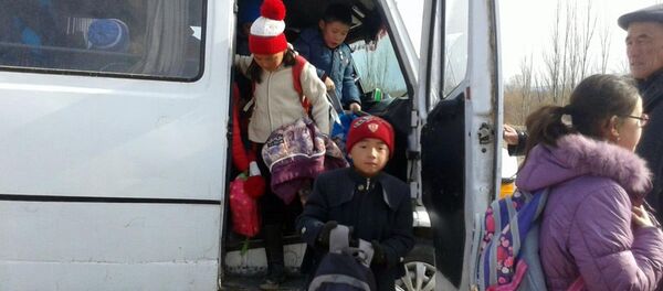 Балыкчы шаарына караштуу Таш-Сарай айылындагы 60 окуучу мектепке баруу үчүн бир бусикке тыгылууга аргасыз. - Sputnik Кыргызстан