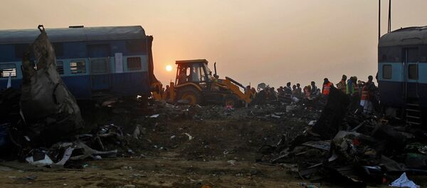 Индиядагы рельстен чыгып кеткен поезддин жанындагы куткаруучулар Индиядагы рельстен чыгып кеткен поезддин жанындагы куткаруучулар - Sputnik Кыргызстан