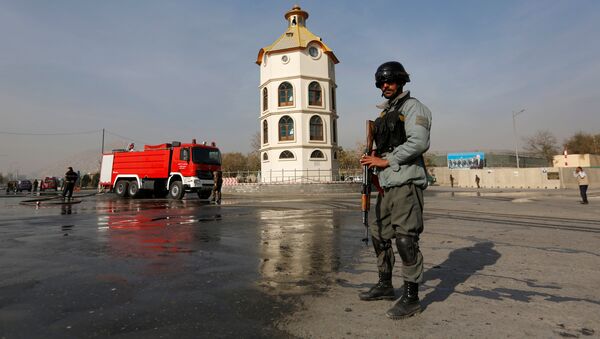 Кабулдагы жардыруу болгон жердеги полиция кызматкери. - Sputnik Кыргызстан