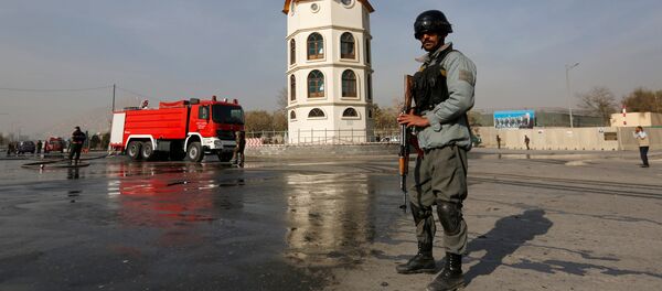 Кабулдагы жардыруу болгон жердеги полиция кызматкери. - Sputnik Кыргызстан