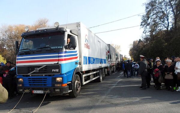 20-летний силач Ринат Исмаилов смог зубами перетащить четыре грузовика общим весом 70 тонн на расстояние 65 метров - Sputnik Кыргызстан