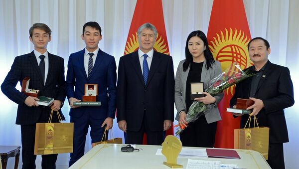 Президет КР Алмазбек Атамбаев во время поздравление создателей фильма Завещание отца и дизайнера-модельера Аиды Робертовой - Sputnik Кыргызстан