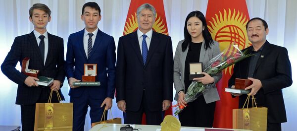 Президент Алмазбек Атамбаев Ата керээзи тасмасын тарткандарды кабыл алуу учурунда - Sputnik Кыргызстан