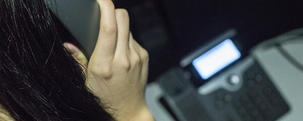 Девушка говорящая по стационарному телефону - Sputnik Кыргызстан