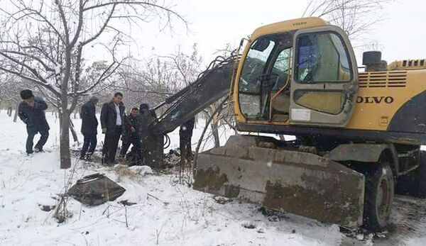 В Ноокатском районе Ошской области рабочие спасли лошадь, которая упала в колодец неделю назад - Sputnik Кыргызстан