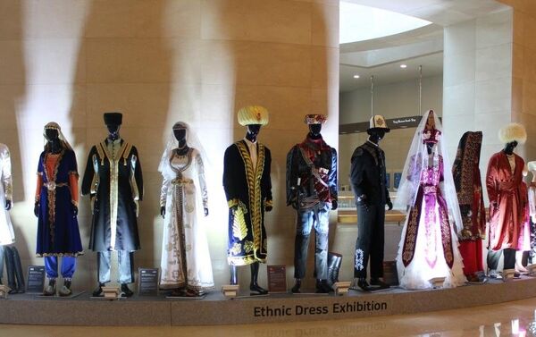 На подиуме были установлены два манекена, одетые в традиционную мужскую и женскую одежду, которая подчеркивает этнографические особенности культуры кыргызов. - Sputnik Кыргызстан