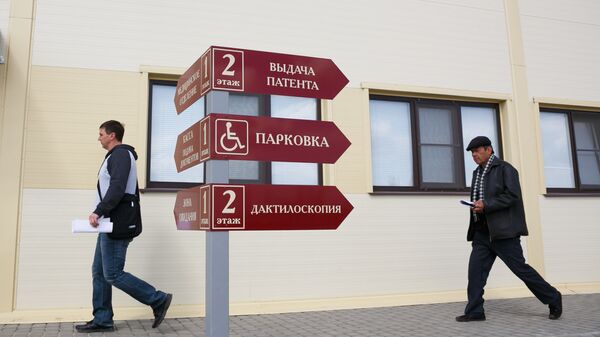 Указатели перед зданием Центра содействия мигрантам в России. Архивное фото - Sputnik Кыргызстан