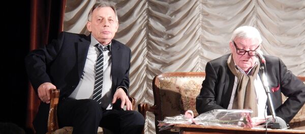 Лауреат многих российских и иностранный премий, в том числе премии Алыкула Осмонова Михаил Синельников на ег юбилейном вечере в Москве - Sputnik Кыргызстан