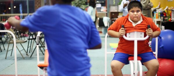 Юноша с лишним весом в тренажерном зале. Архивное фото - Sputnik Кыргызстан