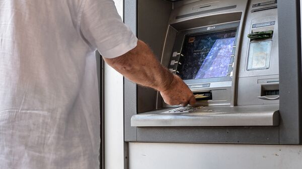 Архивное фото мужчины который снимает деньги в банкомате - Sputnik Кыргызстан
