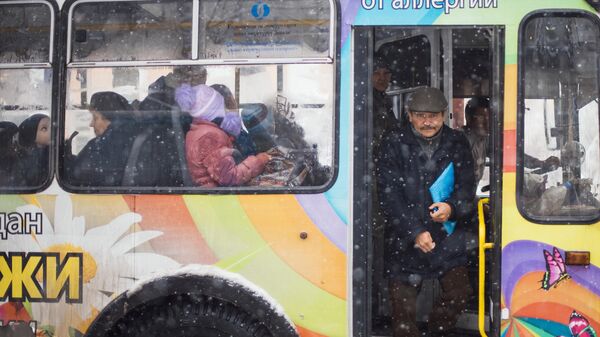 Мужчина выходит из троллейбуса во время снегопада в Бишкеке. Архивное фото - Sputnik Кыргызстан