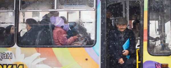 Троллейбустан түшүп жаткан адам. Архив - Sputnik Кыргызстан