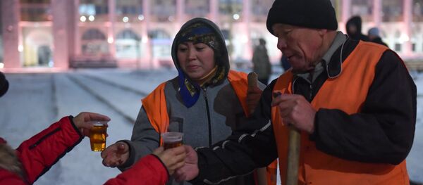 Уборка снега сотрудниками Тазалыка в городе Бишкек Уборка снега сотрудниками Тазалыка в городе Бишкек - Sputnik Кыргызстан