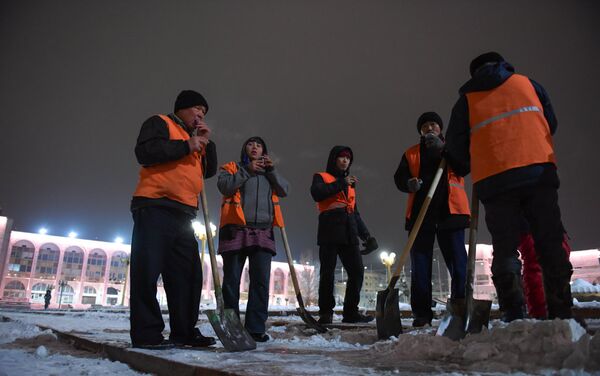 Работники муниципального предприятия Тазалык во время уборки и чистки улиц от снега в городе Бишкек - Sputnik Кыргызстан