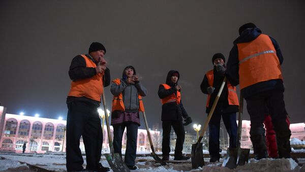 Работники муниципального предприятия Тазалык во время уборки снега в Бишкеке. Архивное фото - Sputnik Кыргызстан