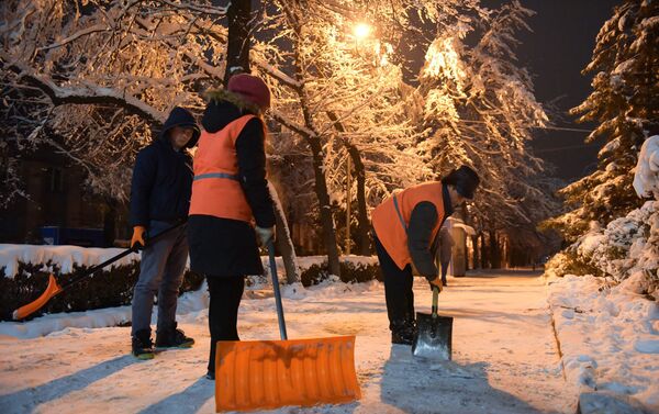 С раннего утра на уборку выходят порядка 500 дворников и 40 сотрудников дорожно-эксплуатационного отдела. - Sputnik Кыргызстан