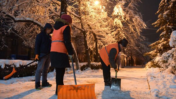 Работники муниципального предприятия Тазалык во время снега. Архивное фото - Sputnik Кыргызстан
