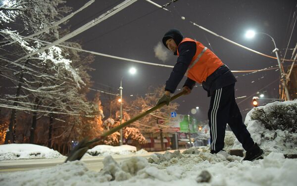 Работники Тазалыка каждый день убирают снег и чистят улицы. - Sputnik Кыргызстан