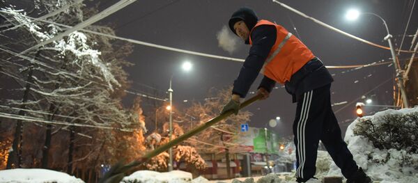 Кар тазалап жаткан Тазалык ишканасынын кызматкери. Архив - Sputnik Кыргызстан