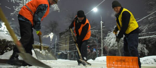 Кар тазалап жаткан муниципалдык ишкананын кызматкерлери. Архив - Sputnik Кыргызстан