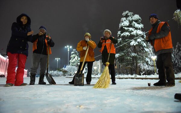 Работники муниципального предприятия Тазалык во время уборки и чистки улиц от снега в городе Бишкек - Sputnik Кыргызстан