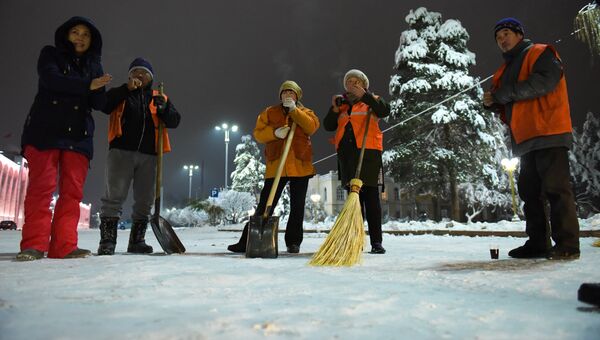 Уборка снега сотрудниками Тазалыка в городе Бишкек - Sputnik Кыргызстан