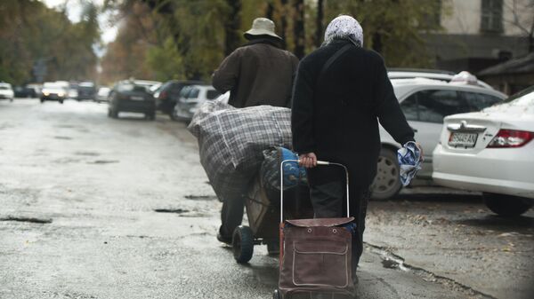 Люди с сумками на улице в  Бишкеке. Архивное фото - Sputnik Кыргызстан