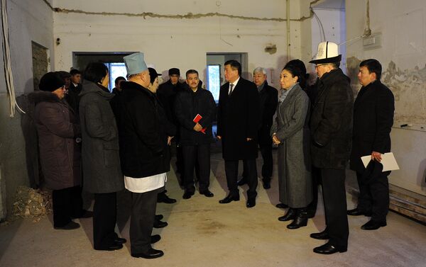 Премьер-министр Сооронбай Жээнбеков Улуттук госпиталдын ремонту менен таанышып, анын жүрүшүн сынга алганын өкмөттүн маалымат кызматы билдирди - Sputnik Кыргызстан