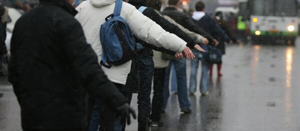 Пассажиры на остановке. Архивное фото - Sputnik Кыргызстан