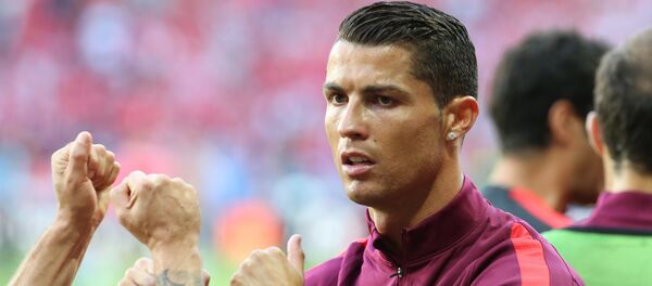 Нападающий испанского Реал Мадрида и сборной Португалии Криштиану Роналду. Архивное фото Нападающий испанского Реал Мадрида и сборной Португалии Криштиану Роналду. Архивное фото - Sputnik Кыргызстан