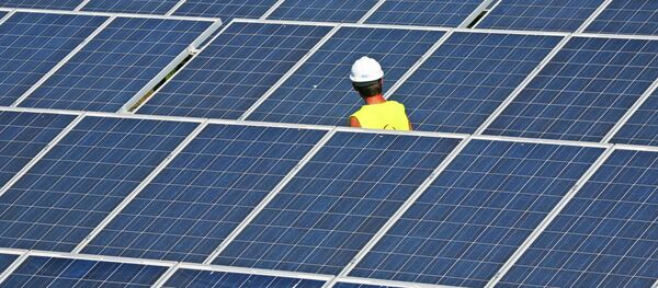 Рабочий на солнечной электростанции. Архивное фото Рабочий на солнечной электростанции. Архивное фото - Sputnik Кыргызстан