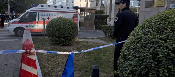 Сотрудник полиции Китая и карета скорой помощи - Sputnik Кыргызстан