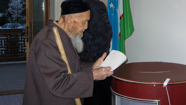 Пожилой мужчина собирается бросить бюллетень в урну на избирательном участке в Ташкенте. Архивное фото - Sputnik Кыргызстан