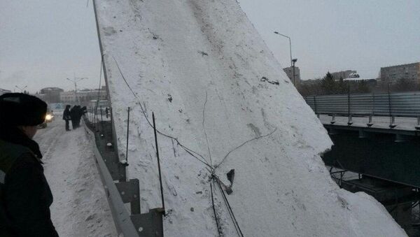 Падение моста в центре Усть-Каменогорска, Казахстан - Sputnik Кыргызстан