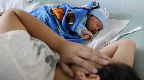 Мать с новорожденным ребенком. Архивное фото - Sputnik Кыргызстан