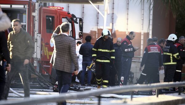 Сотрудники пожарной службы на месте взрыва у здания администрации губернатора провинции Адана на юге Турции - Sputnik Кыргызстан