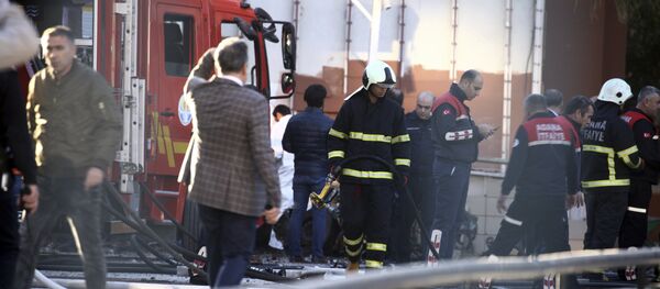 Жарылуу болгон жердеги өрт өчүрүү кызматкерлери Жарылуу болгон жердеги өрт өчүрүү кызматкерлери - Sputnik Кыргызстан