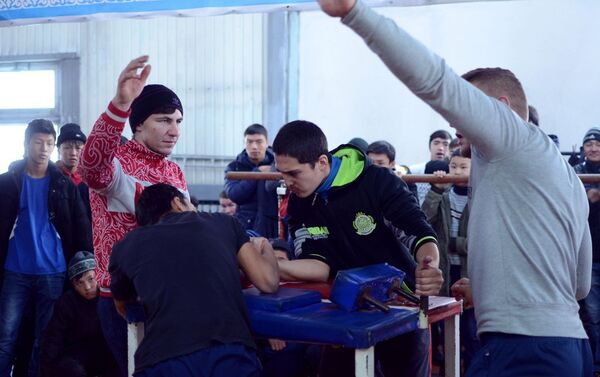 В Бишкеке проходит турнир по армрестлингу среди лиц с ограниченными возможностями здоровья - Sputnik Кыргызстан
