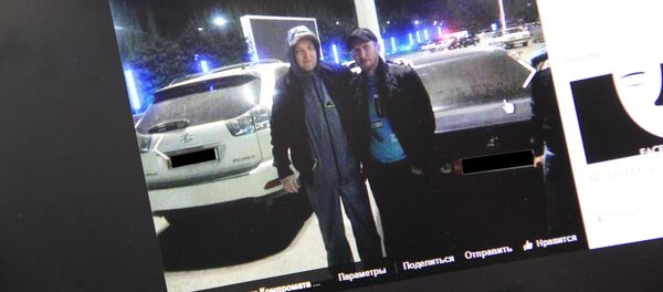 Снимок с социальной сети Facebook с группы КОМПРОМАТ КГ. Фотография человека, похожего на криминального авторитета Азиза Батукаева, сделанные на территории аэропорта Манас - Sputnik Кыргызстан