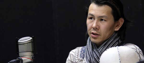 Дизайнер Жанышбек Ботоев маек учурунда Дизайнер Жанышбек Ботоев маек учурунда - Sputnik Кыргызстан